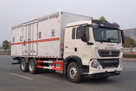国六重汽前四后四易燃液体厢式运输车