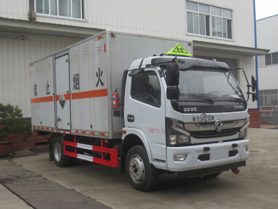 国六东风多利卡5.15米腐蚀性物品厢式运输车
